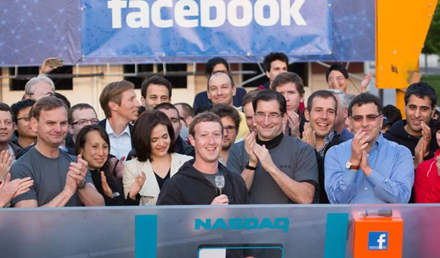 Facebook şi-a făcut debutul pe bursă: Zuckerberg a sunat clopoţelul de pe Wall Street