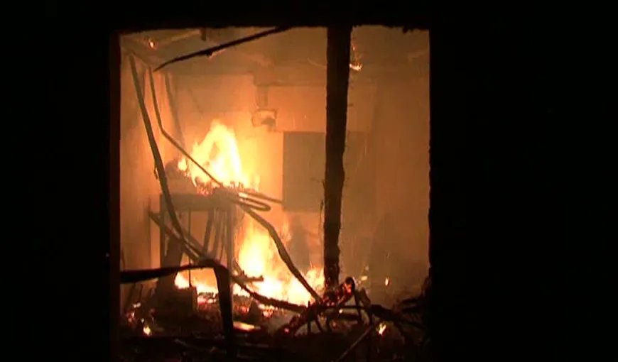 Incendiu în Timiş. O casă a fost mistuită de flăcări VIDEO