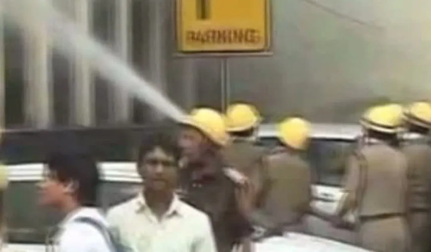 Incendiu de proporţii la o bancă din New Delhi. Sute de oameni sunt blocaţi înăuntru VIDEO