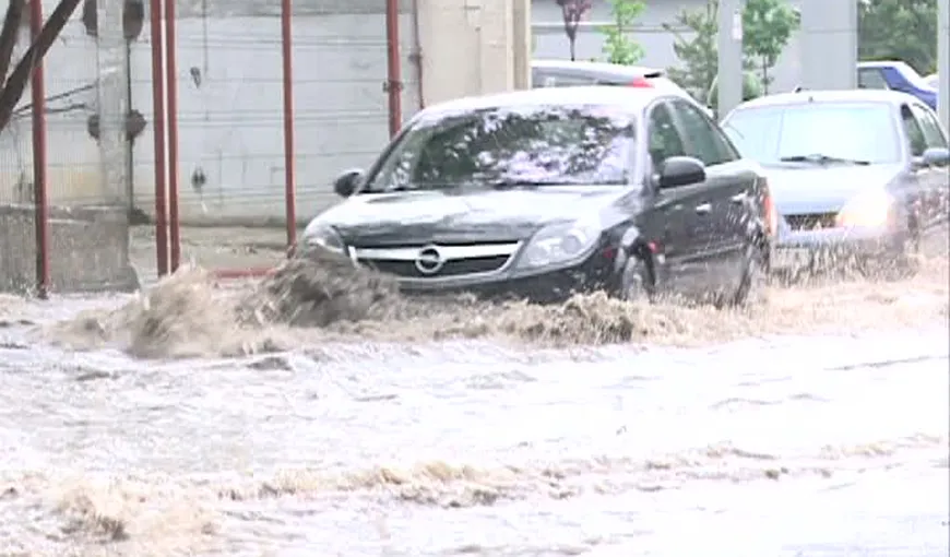 Potop în Capitală: Străzi inundate, apă scoasă cu mătura din noua Bibliotecă Naţională VIDEO
