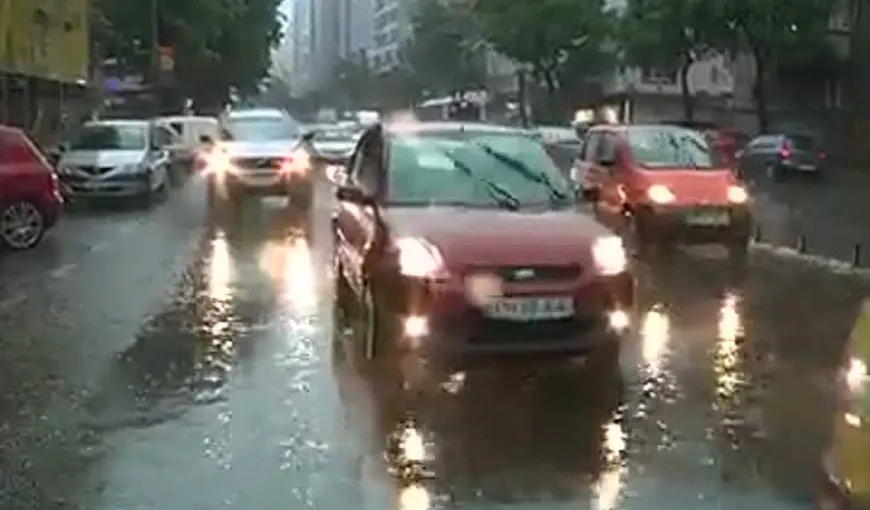 Ploile au făcut prăpăd în ţară. Mai multe străzi şi case au fost inundate