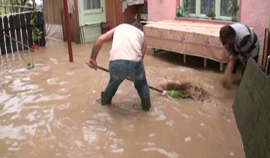 Zeci de CASE INUNDATE în Bacău şi Vaslui. Localnici evacuaţi din cauza PLOILOR TORENŢIALE VIDEO