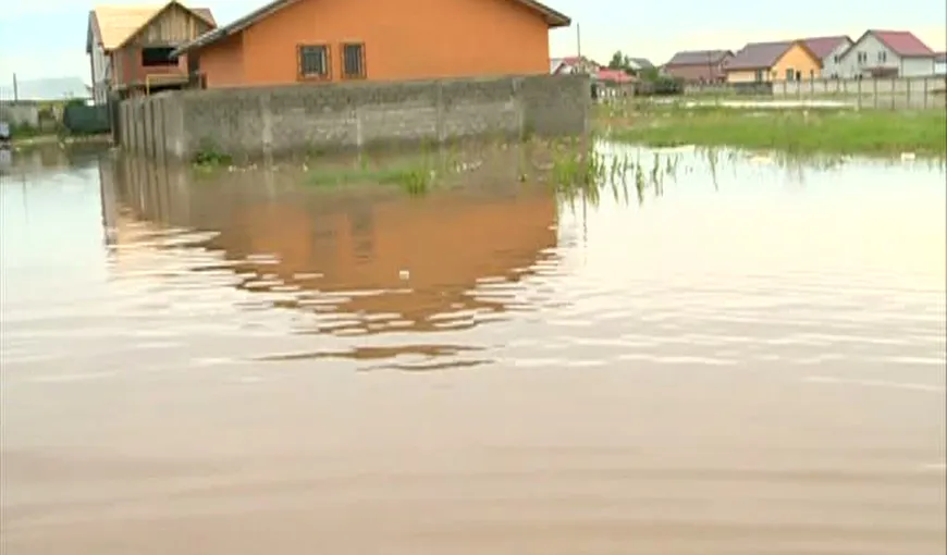 Zeci de case inundate lângă Bucureşti. Apa atinge jumătate de metru VIDEO