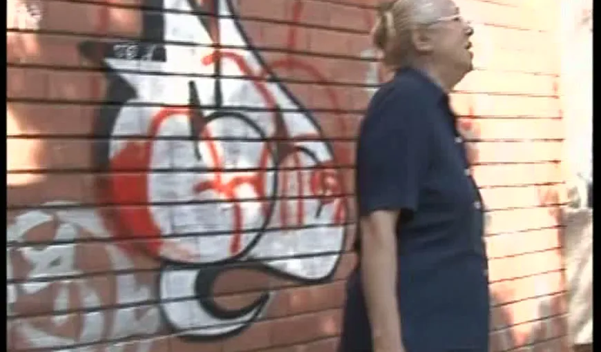 O bătrână a fost amendată pentru grafitti pe pereţii blocului VIDEO