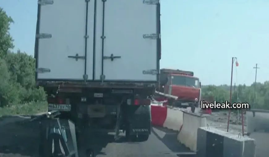 Monstru pe şosea. Un camion fără frâne spulberă totul în cale VIDEO