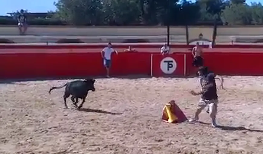 Fotbalistul matador. Un cunoscut internaţional a fost luat în coarne de un taur VIDEO