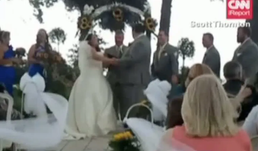 Când dragostea e mare: Doi americani s-au căsătorit sub cerul liber, în plină furtună VIDEO