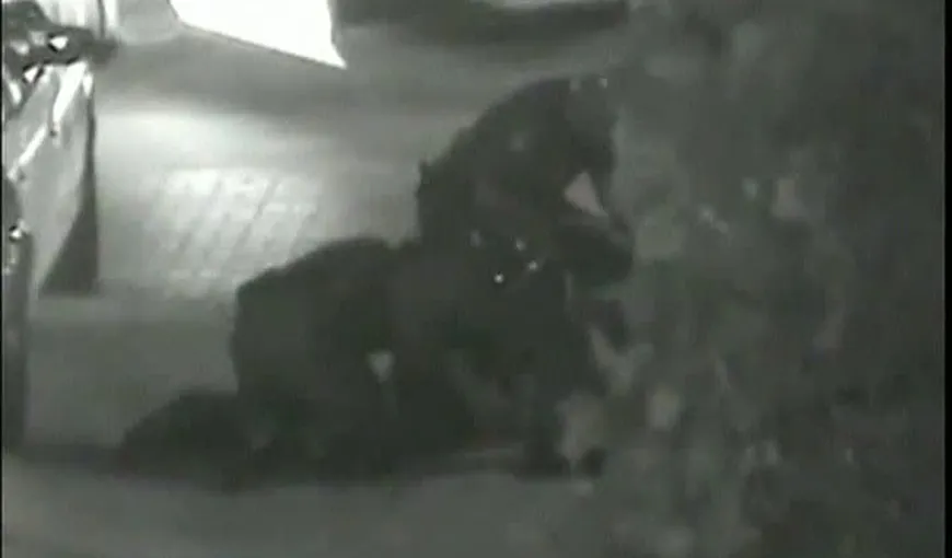 Un bărbat fără adăpost, omorât în bătaie de un poliţist VIDEO