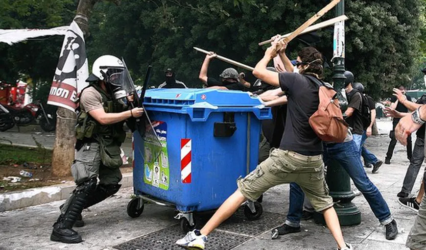 Confruntări violente în Grecia între susţinătorii extremei drepte şi Poliţie