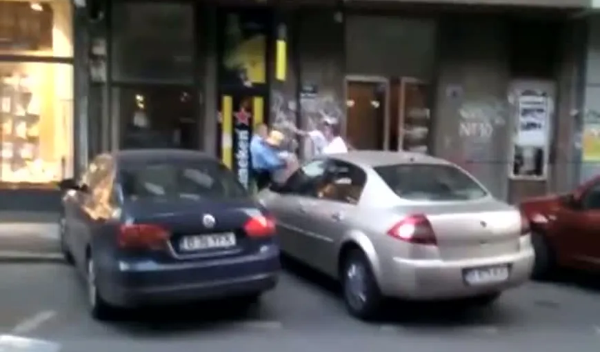 INCREDIBIL. Un poliţist, agresat de doi şmecheri în mijlocul Capitalei VIDEO