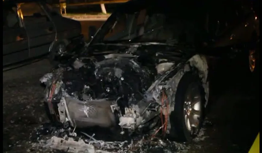 RĂZBUNĂRI MAFIOTE Unui tânăr din Botoşani i-au fost incendiate maşinile VIDEO
