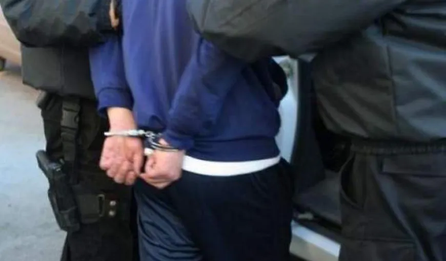 Poliţist doljean, reţinut pentru trafic de influenţă după ce a fost prins primind 200 de euro