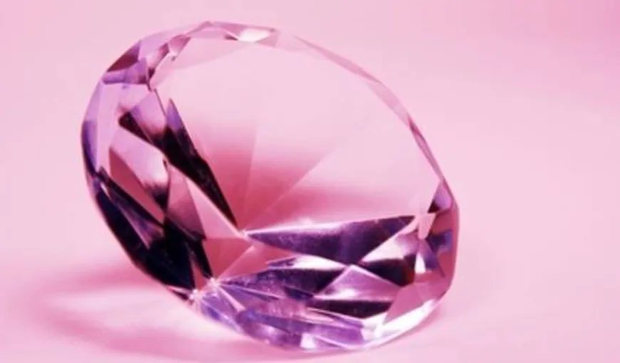 Cel mai mare diamant roz pur din lume s-a vândut la licitaţie cu 17 milioane de dolari VIDEO