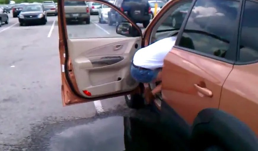 A vrut să sară peste baltă, direct în maşină, însă a eşuat teribil VIDEO