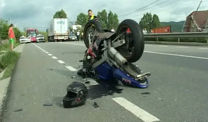 Accident grav de motocicletă. Un tânăr a zburat 15 metri prin aer VIDEO