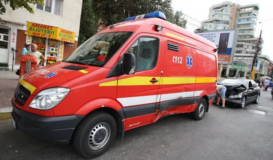 Un PIETON în COMĂ, după ce a fost lovit de o ambulanţă SMURD