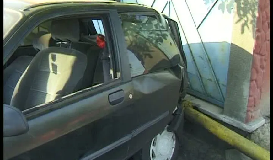 Pericol de explozie în Bistriţa: Un şofer a intrat cu maşina în ţeava de gaze VIDEO