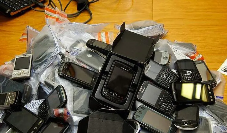 Tineri reţinuţi în Capitală pentru furt calificat de telefoane mobile de lux şi tâlhărie
