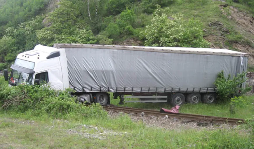 Trafic feroviar blocat între Oradea şi Cluj-Napoca, după ce un TIR s-a răsturnat