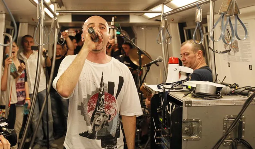 Huiduieli, înjurături, nervi şi fani dezamăgiţi, la concertul Voltaj în metrou VIDEO