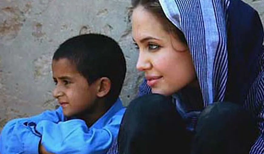 Angelina Jolie vizitează cea mai mare tabără de refugiaţi sirieni din Iordania