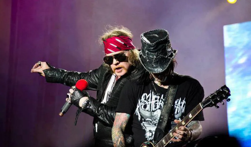 Axl Rose, solistul trupei Guns N’ Roses, a căzut pe scenă, în timpul unui concert VIDEO