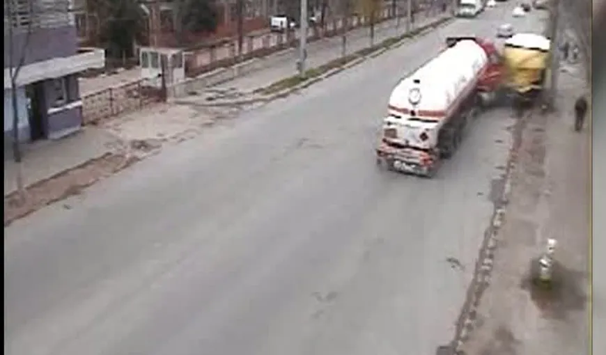 Accident surprins de camerele de supraveghere, la Slatina VIDEO