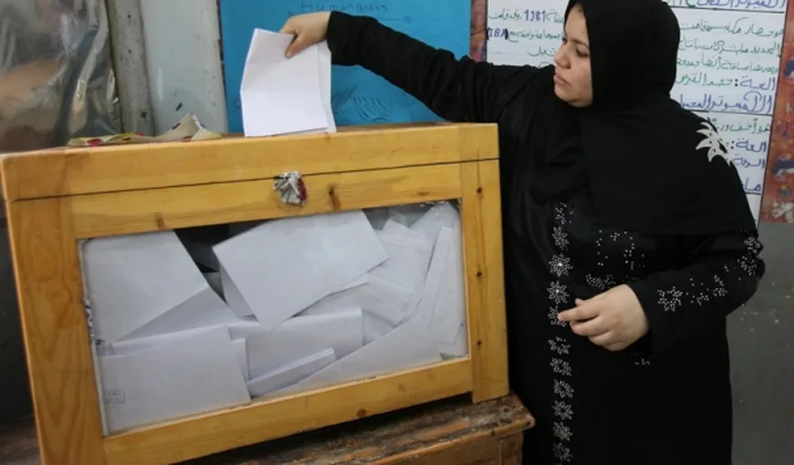 Egiptenii îşi aleg preşedintele. Au de ales între candidatul susţinut de armată şi un islamist
