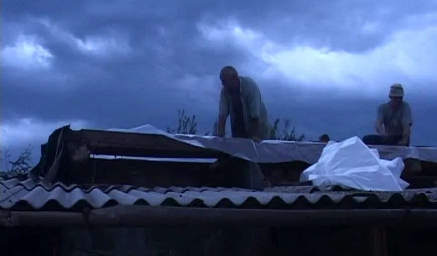 Tornadă într-o comună din Arad. Vântul a luat mai multe acoperişuri VIDEO