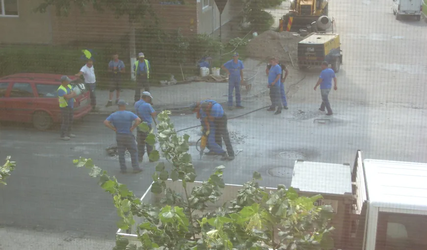 ŞTIREA TA: La Arad, Dorel sparge asfaltul pus acum 5 zile, colegii stau şi se uită VIDEO