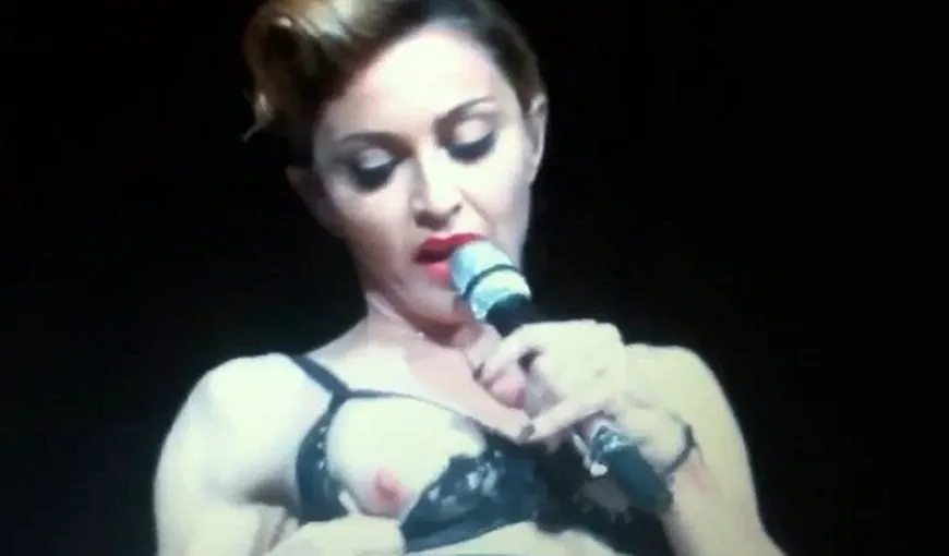 Madonna şochează încă o dată: Şi-a arătat sânul pe scenă, la 53 de ani VIDEO