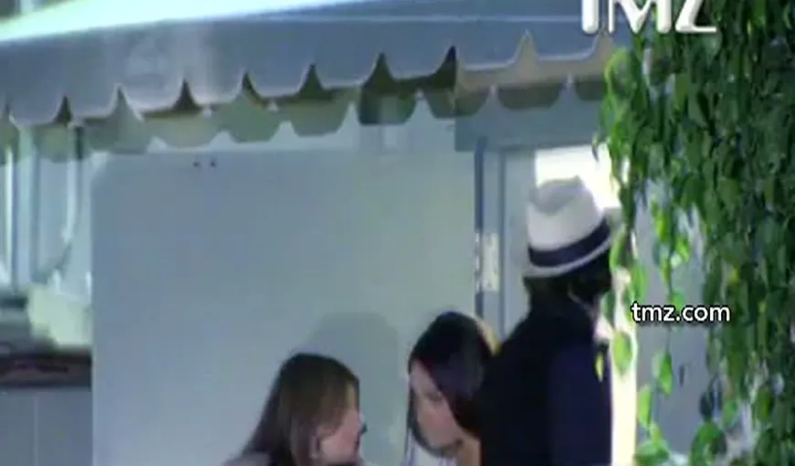 Ashton Kutcher şi Mila Kunis, surprinşi ieşind de la un restaurant din LA VIDEO
