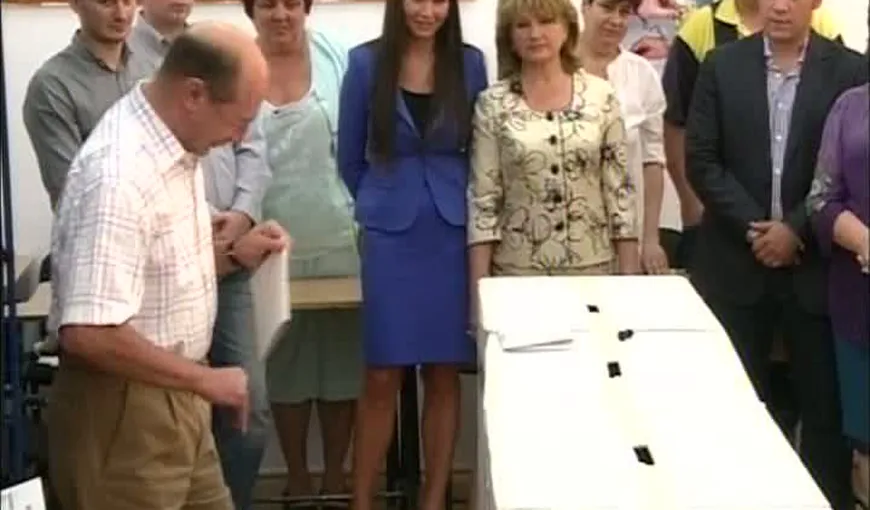 Traian Băsescu, la vot alături de soţia sa, Maria, şi de fiica Elena VIDEO