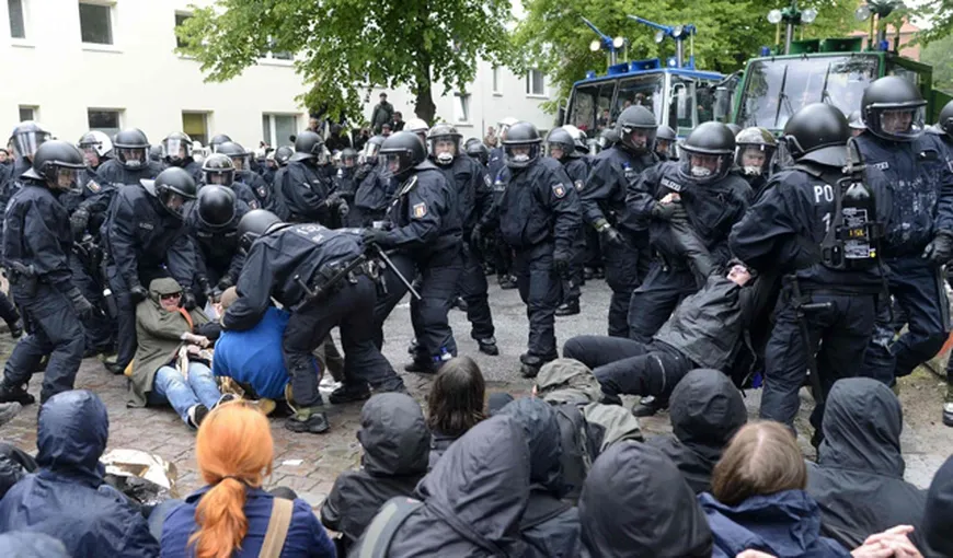 Oraşul Hamburg, sub asediu. Ciocniri violente între neonazişti şi activiştii de extremă-stânga VIDEO