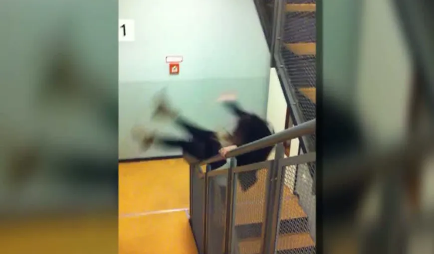 Alcool şi prostie: O tânără beată se dă pe balustradă şi cade un etaj direct pe scări VIDEO
