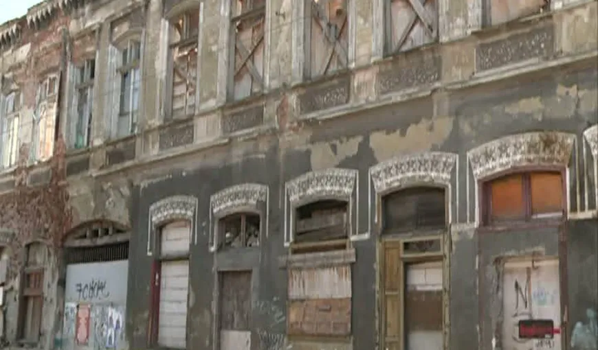 Sute de case monument istoric din Bucureşti, lăsate în paragină
