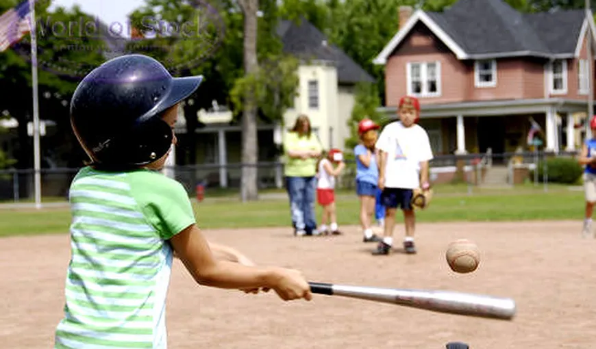 Un american isteric îşi învaţă fiul să joace baseball bătându-l cu cureaua VIDEO