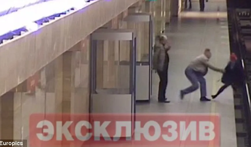 IMAGINI INCREDIBILE! Un bărbat împinge o femeie pe linia de metrou VIDEO