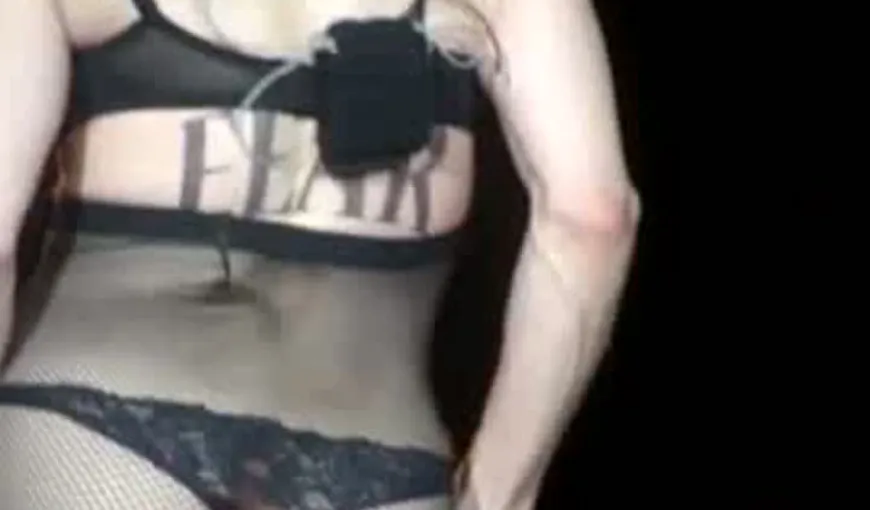 Madonna le-a arătat fundul fanilor din Italia VIDEO