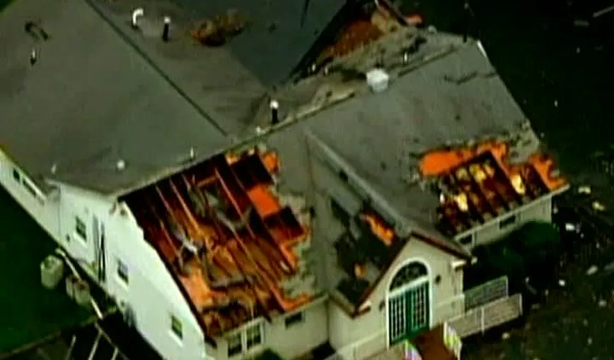 Furtuni puternice în SUA: Copaci rupţi şi case distruse de vijelie VIDEO