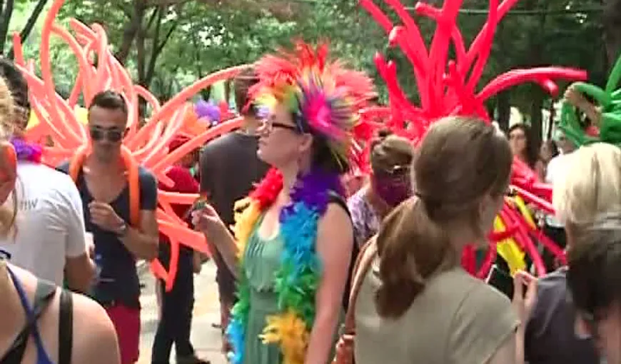 Spectacol de culoare la PARADA GAY 2012. Sute de persoane au participat la Marşul Diversităţii VIDEO