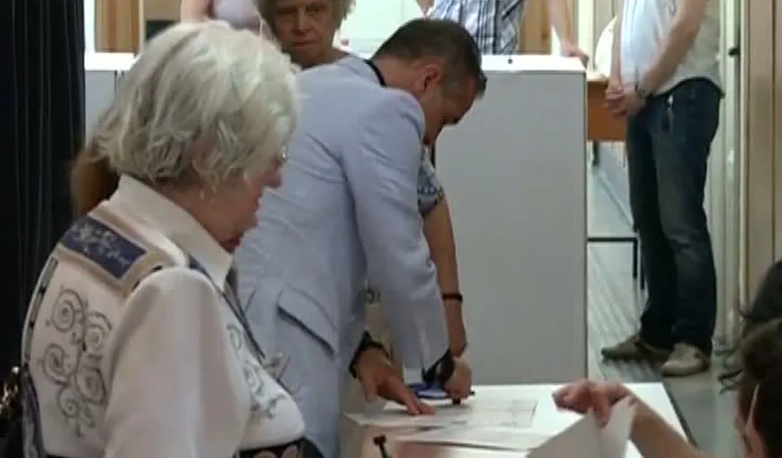 Gigi Becali, un alegător ÎN AFARA LEGII. A votat la vedere, direct pe masa comisiei VIDEO