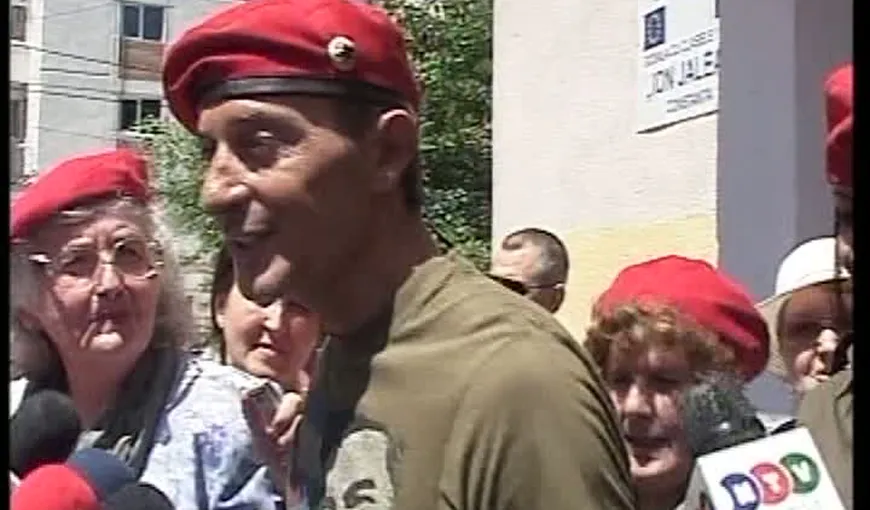 Radu Mazăre, la vot însoţit de trei pensionare cu berete roşii pe cap