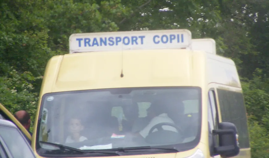 Cluj: Microbuz cu 17 copii, lovit de un autoturism. Patru copii au fost răniţi VIDEO