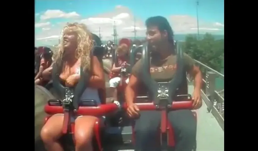 Ce păţeşte o blondă sexy într-un montagne russe buclucaş VIDEO