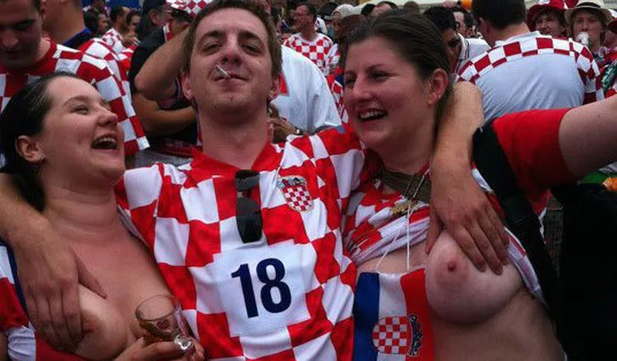 Fotografia care a scandalizat Croaţia. A făcut topless la Euro şi va fi sancţionată