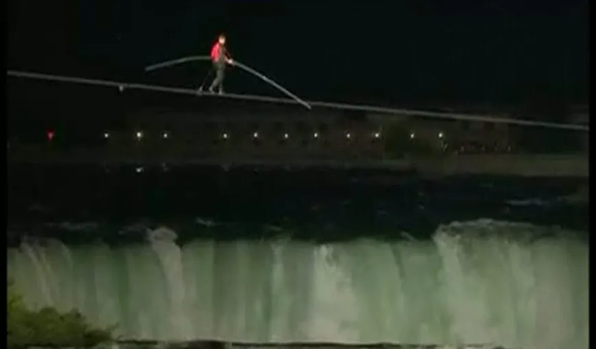 SPECTACOL ŞI AVENTURĂ! A traversat cascada Niagara pe sârmă VIDEO