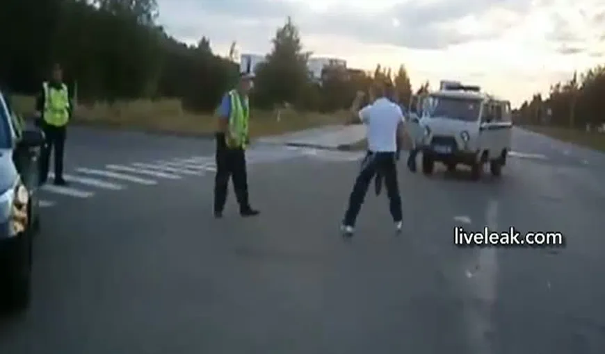 Un şofer beat se bate cu poliţia, în Rusia. Dă un pumn, primeşte bastone VIDEO