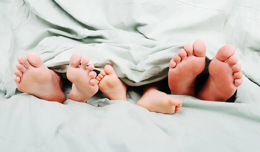 Părinţii suedezi fac SEX cu copilul în pat