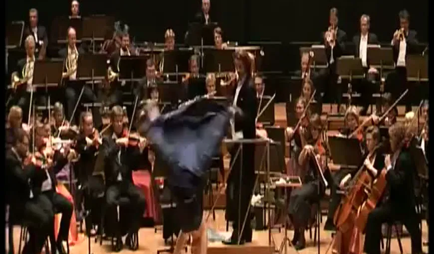 O soprană a făcut tumbe în timpul spectacolului VIDEO